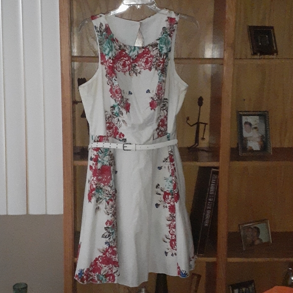 Beautiful dress - Picture 1 of 4